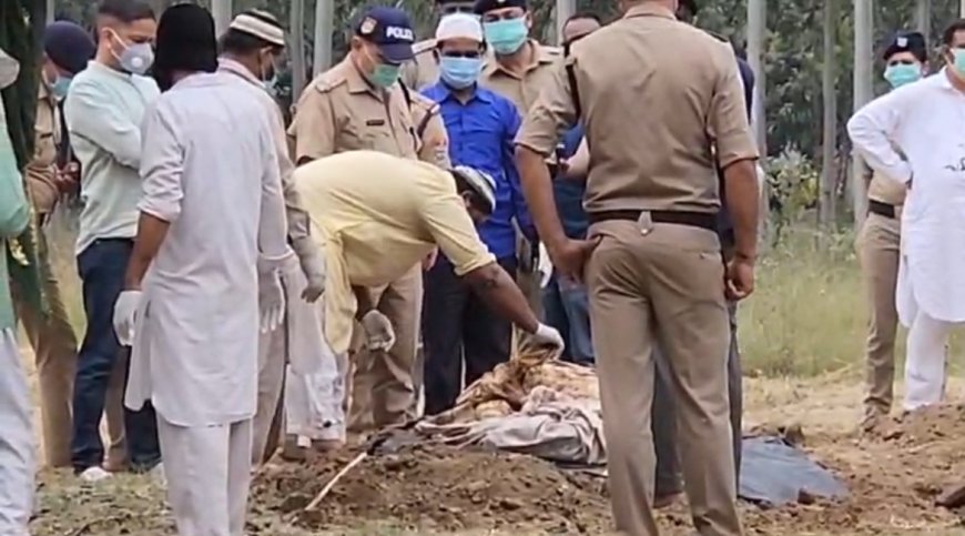 पुलिस ने कब्रिस्तान से कब्र खोद कर शव को बाहर निकाला।